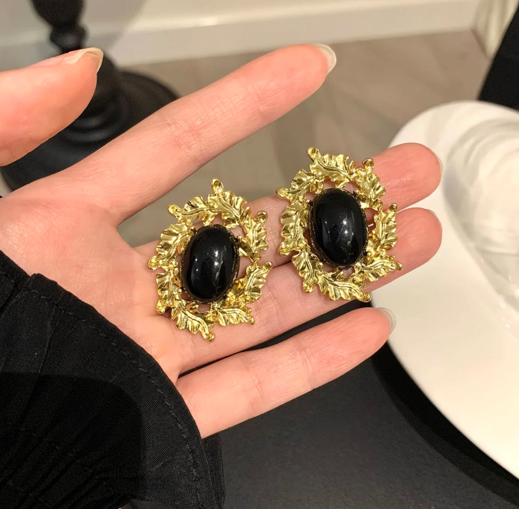 Vintage Black Stone Leaf Earrings – Gold Baroque Design