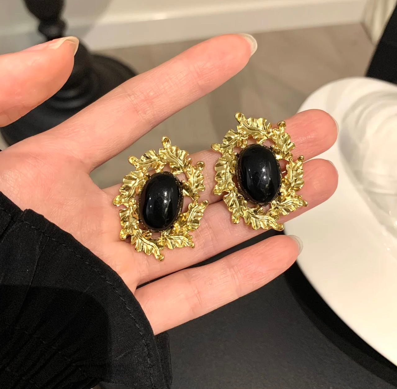 Vintage Black Stone Leaf Earrings – Gold Baroque Design