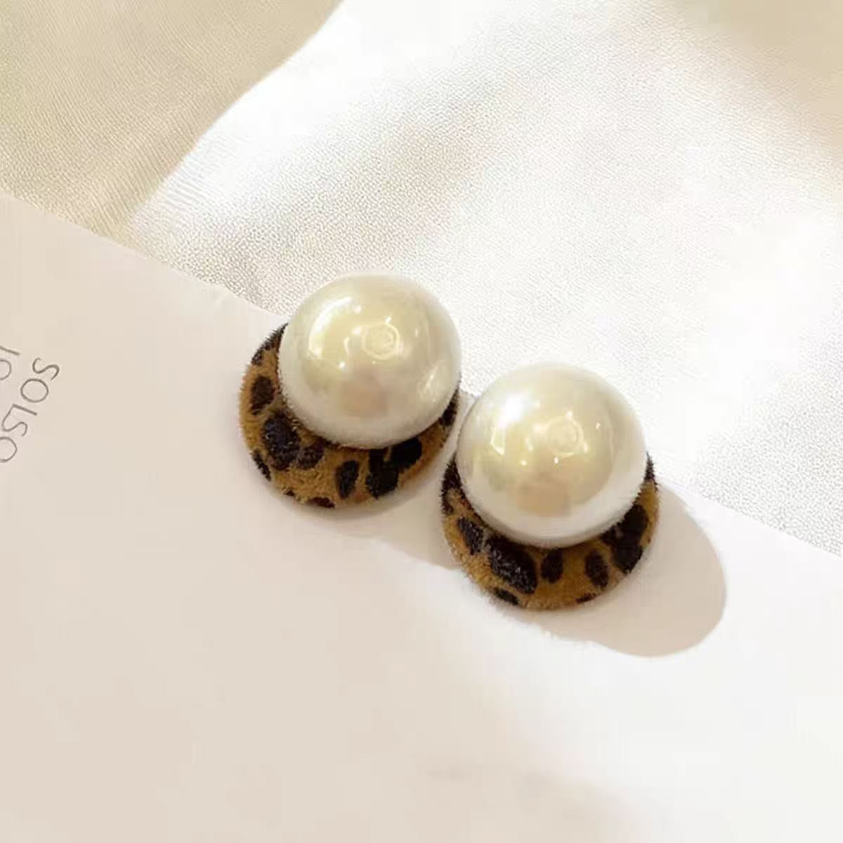 Pearl Velvet Disc Stud Earrings