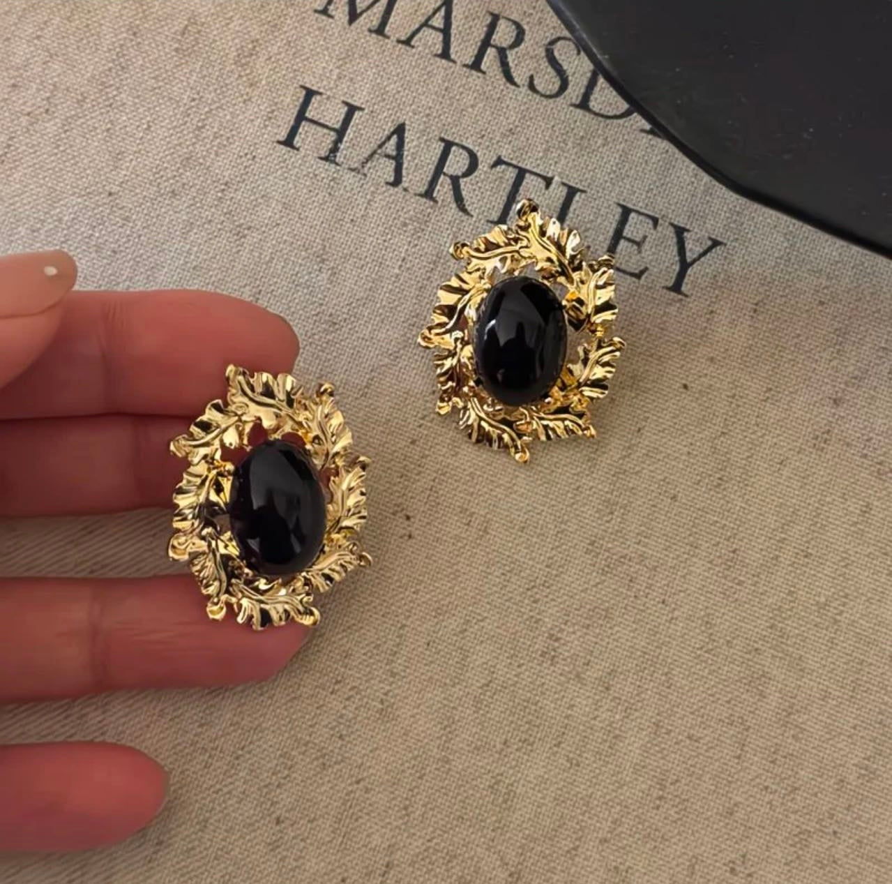 Vintage Black Stone Leaf Earrings – Gold Baroque Design