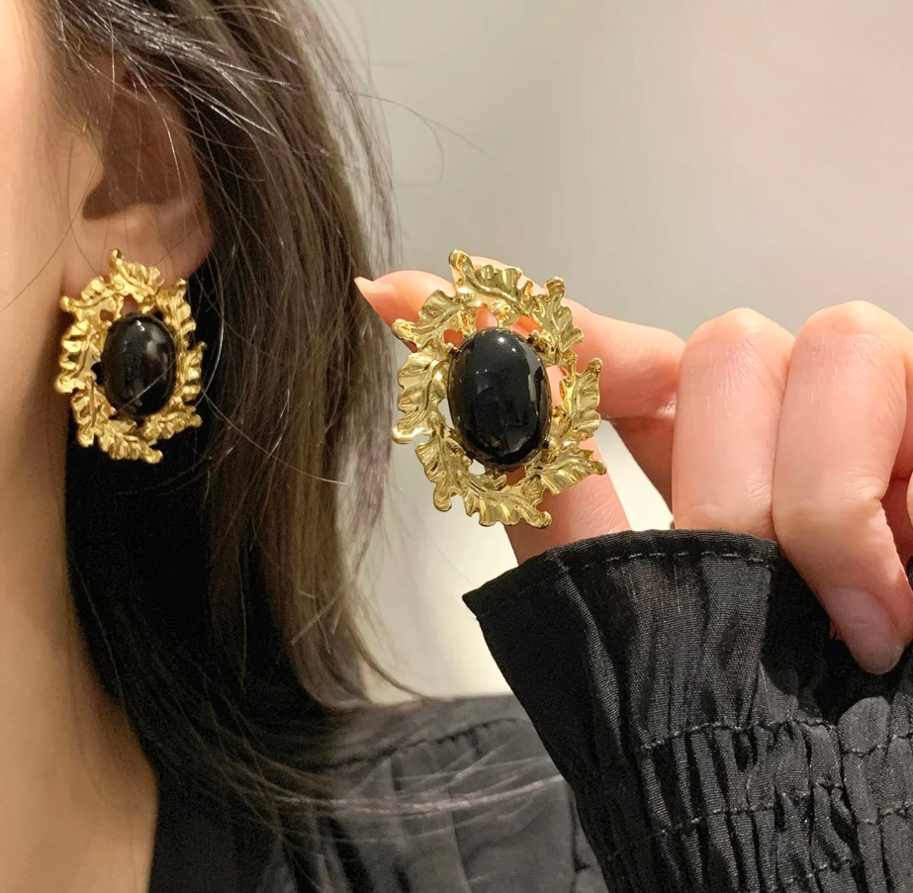 Vintage Black Stone Leaf Earrings – Gold Baroque Design