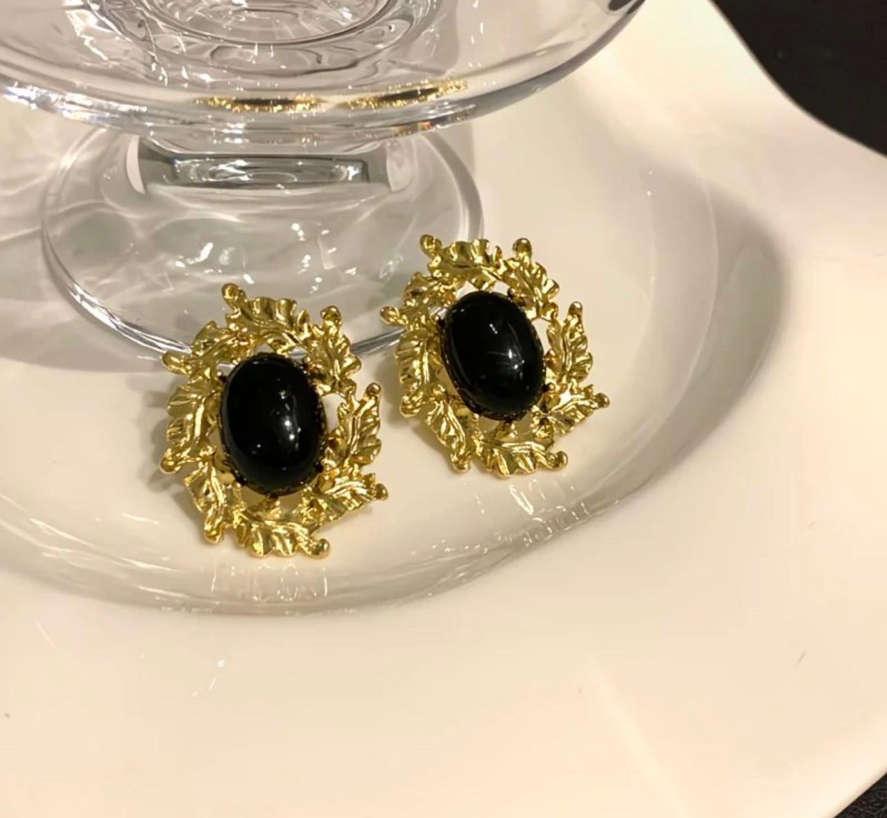 Vintage Black Stone Leaf Earrings – Gold Baroque Design