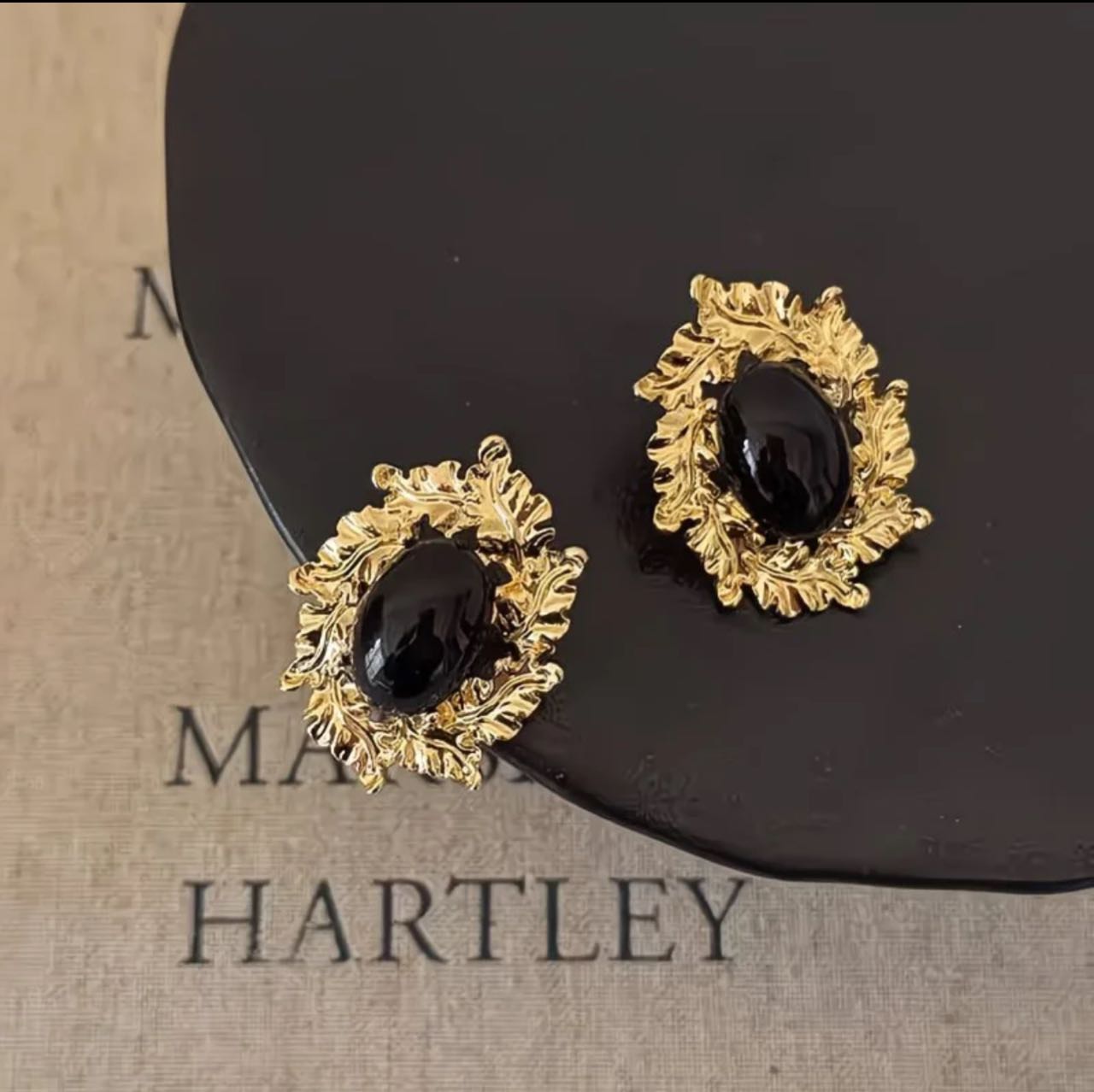 Vintage Black Stone Leaf Earrings – Gold Baroque Design